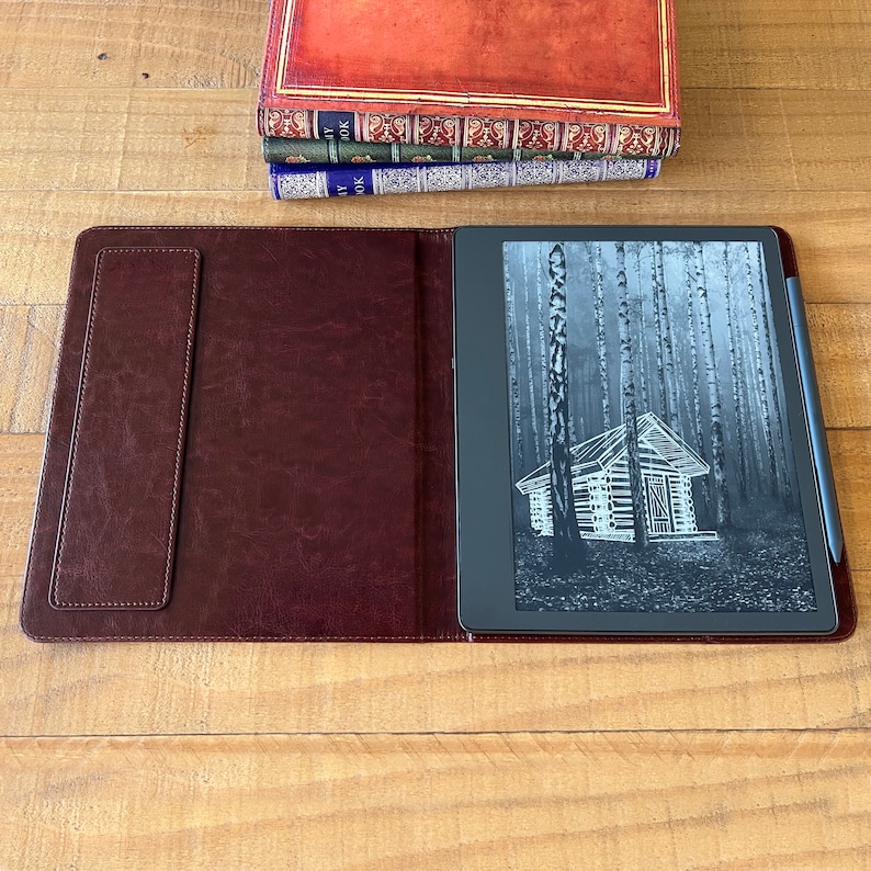 Étui pour Kindle Scribe KleverCase avec étui en similicuir. Divers modèles de couvertures de livres emblématiques. image 9