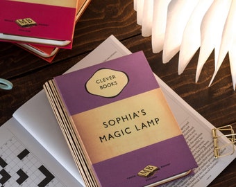 Gepersonaliseerde draagbare boekenlamp met iconische boekomslagontwerpen. Maak je eigen klassieke boek met titel en auteur.