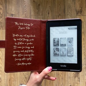 Étui personnalisé KleverCase pour Kindle Oasis avec couvertures de livre en similicuir de luxe. Conception personnalisée du dos et de la couverture de livre ancien. image 7