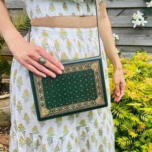 Beau sac à bandoulière, sac à bandoulière, sac à main, pochette, design classique de livre vert. Un accessoire de mode cadeau élégant pour les amateurs de lecture.