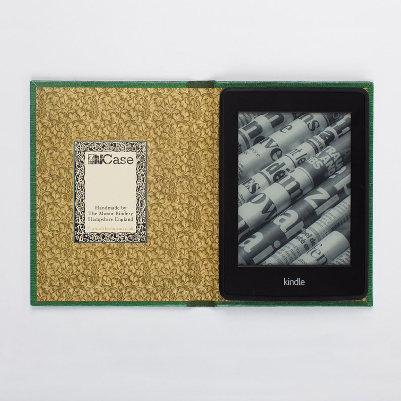 Klevercase Universal Kindle and ereader Case with Alice in Wonderland Book Cover Design Bild 3