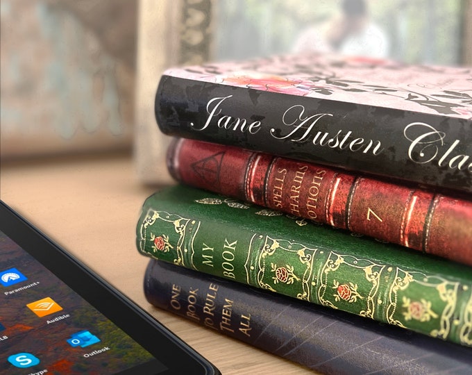 KleverCase Funda universal para iPad y Kindle Fire con fundas de piel sintética para libros. Varios diseños de portadas de libros icónicos.