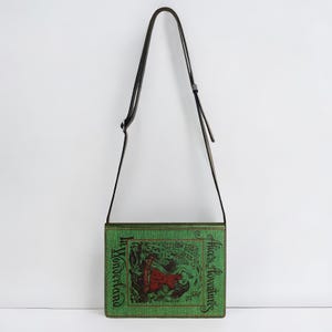 Sac à main KleverCase style livre à bandoulière avec couverture Alice au pays des merveilles