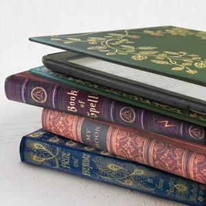 KleverCase Kindle Oasis Hülle mit verschiedenen, kultigen Buchhüllen Designs. Bild 1