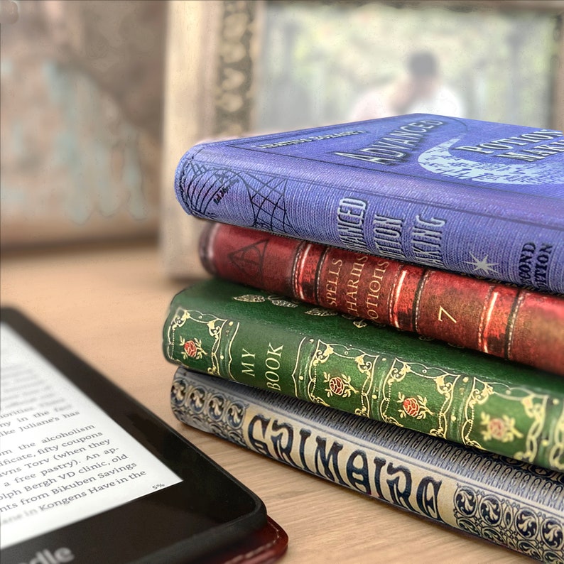 Étui universel pour liseuse Kindle Paperwhite KleverCase avec diverses couvertures de livres classiques emblématiques. image 1