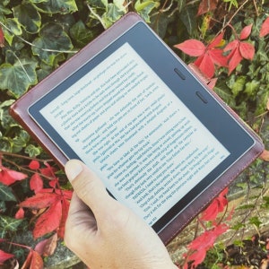 Étui personnalisé pour Kindle Oasis en similicuir. Ajoutez des lettres dorées personnalisées à l'extérieur et à l'intérieur. image 4