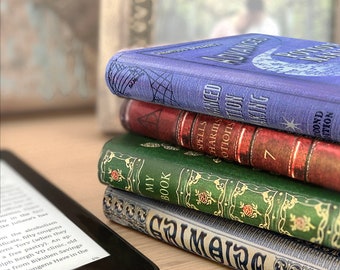 Étui universel KleverCase pour Kindle et liseuse avec couvertures de livres classiques de luxe en similicuir. Divers modèles de couvertures de livres emblématiques.