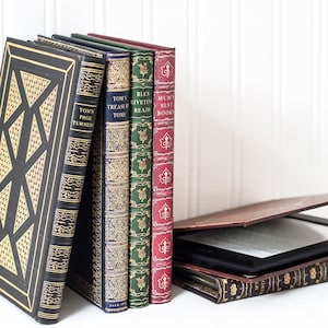 KleverCase Personalised Universal eReader and Kindle or Tablet Classic Book Case. Customised Spine and Front Antique Book Cover Designs. imagem 1