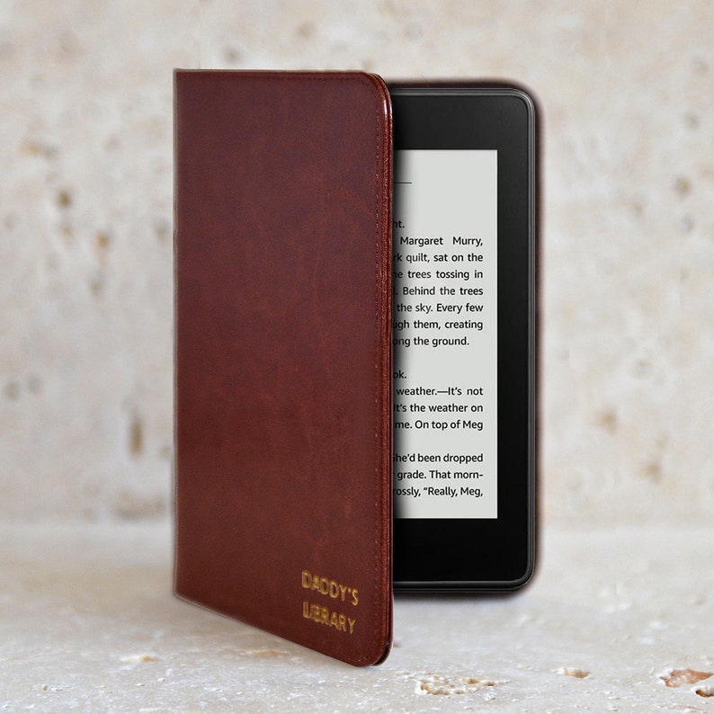 Étui personnalisé pour Kindle Oasis en similicuir. Ajoutez des lettres dorées personnalisées à l'extérieur et à l'intérieur. image 1