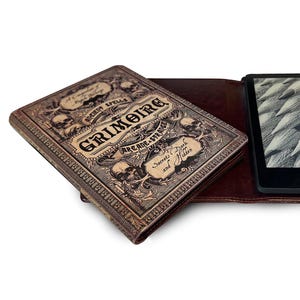 Universele eReader- en tablethoes voor Kindle Paperwhite, Kindle, Colorsoft, Kobo, iPad, Kindle Fire en meer. Grimoire magische boekomslag.