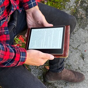 Étui personnalisé KleverCase pour Kindle Oasis avec couvertures de livre en similicuir de luxe. Conception personnalisée du dos et de la couverture de livre ancien. image 3