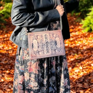 Sac à main à bandoulière aspect livre KleverCase avec couverture de livre gothique grimoire magique