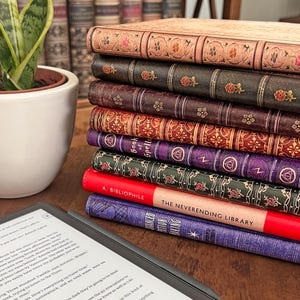 Kindle Scribe-hoes met boekomslagen van imitatieleer. Verschillende ontwerpen Perfect cadeau voor boekenliefhebbers en e-boeklezers (tariefvrij voor de VS).