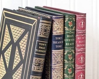 KleverCase Gepersonaliseerde Kindle Oasis-hoes met luxe kunstleren boekomslagen. Aangepast ontwerp van de rug en voorkant van het antieke boek.