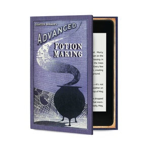 Può includere: Una copertina di libro viola con il titolo "Advanced Potion Making" di Libatius Borage. La copertina presenta un calderone nero con vapore che sale da esso, circondato da simboli e disegni intricati.