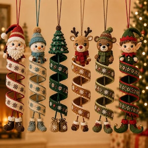 Puede incluir: Seis adornos de ganchillo colgantes que representan a un Santa Claus, un muñeco de nieve, un árbol de Navidad, un reno, un oso y un elfo. Cada figura está unida a una larga cinta de ganchillo en espiral con patrones y botas o bolsas a juego.