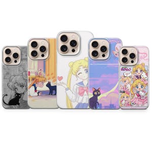 Può includere: Cinque cover per smartphone con illustrazioni in stile anime di un personaggio biondo e un gatto nero. I design includono uno schizzo in scala di grigi, una scena in camera da letto, un personaggio che fa l'occhiolino, un tramonto e un collage.