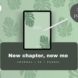 Peut inclure: Une tablette numérique affichant une couverture de journal avec un fond vert clair et des motifs de feuilles de monstera vert foncé. Un stylet blanc repose sur l'écran. Le texte indique New chapter, new me, JOURNAL, 56 + PAGES, 50 + pages.