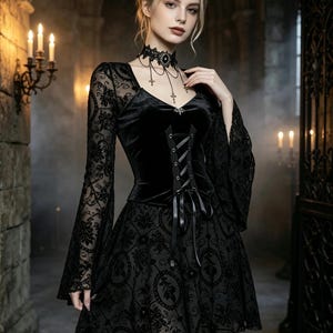 Puede incluir: Un vestido negro de manga larga con un corpiño de terciopelo con cordones frontales, mangas de encaje transparente con motivos florales y una falda acampanada con un diseño floral negro a juego, acompañado de un collar de encaje negro.