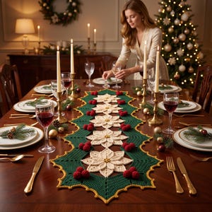 Peut inclure: Un long chemin de table en crochet rectangulaire avec une base vert foncé et une bordure jaune festonnée. Le centre est orné d'une rangée de motifs de poinsettias couleur crème, chacun accentué par une perle dorée et des grappes de baies rouges.