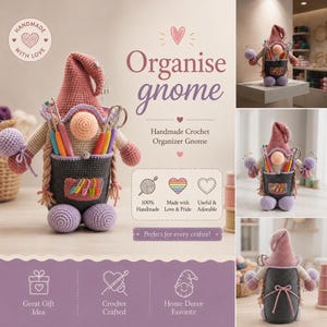 Könnte beinhalten: Ein handgefertigter Häkel-Organizer-Gnom mit einer altrosa Zipfelmütze, einem beigen Gesicht und einem dunkelgrauen Körper mit Vordertasche. Der Gnom hält bunte Häkelnadeln und eine Schere, mit lavendelfarbenen Händen und Füßen sowie geflochtenem Haar.