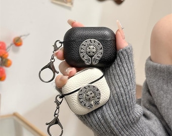 Funda de lujo gótica con cruz de cuero para AirPods - Funda vintage plateada con dije punk de lujo para AirPods 2/3/4 Pro 1/2/3 - Llavero metálico incluido