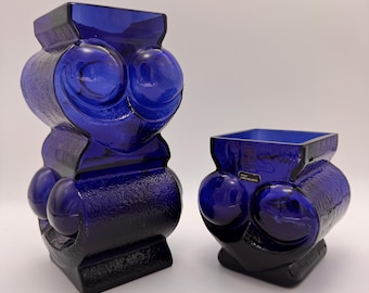 Juego de dos jarrones Ugglevas “Búho” de Lars Hellsten para Skruf, cristal artístico sueco vintage azul cobalto, década de 1970 – Juego de 2