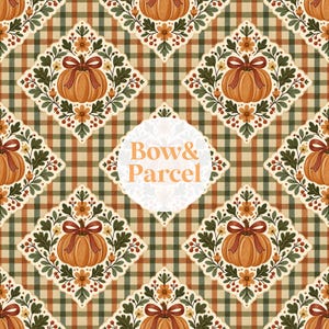 Op de afbeelding: Een herhalend patroon met oranje pompoenen versierd met rode strikken, omringd door groene eikenbladeren, kleine bloemen en bessen. Het ontwerp is geplaatst op een bruin en groen ruitjespatroon, met de tekst Bow & Parcel in het midden.