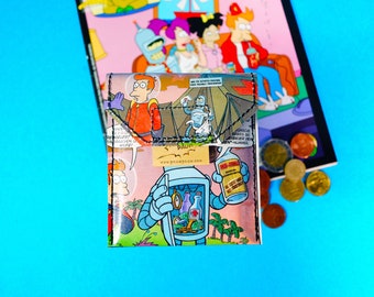 Könnte beinhalten: Eine blaue und weiße Brieftasche mit einem Futurama-Comic-Design. Die Brieftasche zeigt Bender, der eine Flasche "Rob-o-Cola" hält, und eine Szene aus der Serie. Der Text "PAUV" und "www.pauv.com" ist auf der Brieftasche aufgedruckt.