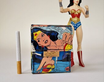 WONDER WOMAN  Zigaretten Hülle Comic upcycling! PauwPauw Hülle für Zigarettenschachtel, Zigarettenetui DC Comic Recycling handmade in Berlin