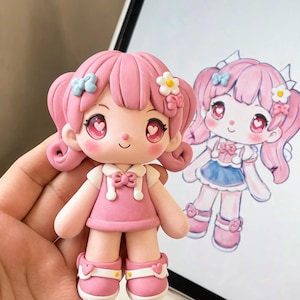 Könnte beinhalten: Eine kleine Figur eines Charakters mit rosa Haaren in Zöpfen, mit herzförmigen Pupillen in den Augen, bekleidet mit einem rosa Kleid mit weißem Kragen und Schleife sowie rosa Schuhen mit weißen Riemen und Herzakzenten, passend zu einer digitalen Zeichnung.