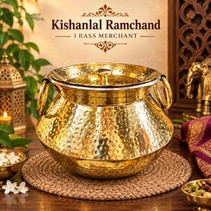 Puede incluir: Una olla de latón pulido con textura martillada, que incluye una tapa a juego con un pomo central y dos asas laterales en forma de anillo. El texto "Kishanlal Ramchand" y "I RASS MERCHANT" aparece impreso en marrón oscuro sobre el recipiente.