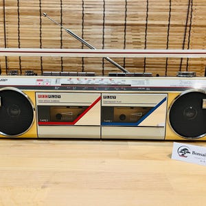 Ultrasällsynt vit Sharp WQ-272 högtalare | Fullt servad och restaurerad | Retro dubbelkassettradio från 1980-talet, Japan