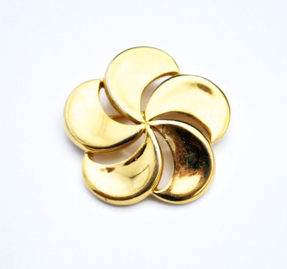 Crown Trifari  gold  Leaf Brooch  Mid century Swi… - image 3