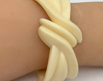 Bracelet jonc en celluloïd blanc sculpté crème vintage blanchâtre à charnière en plastique