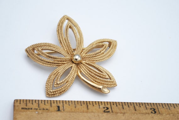 Crown Trifari  gold  Leaf Brooch  Mid century Swi… - image 4