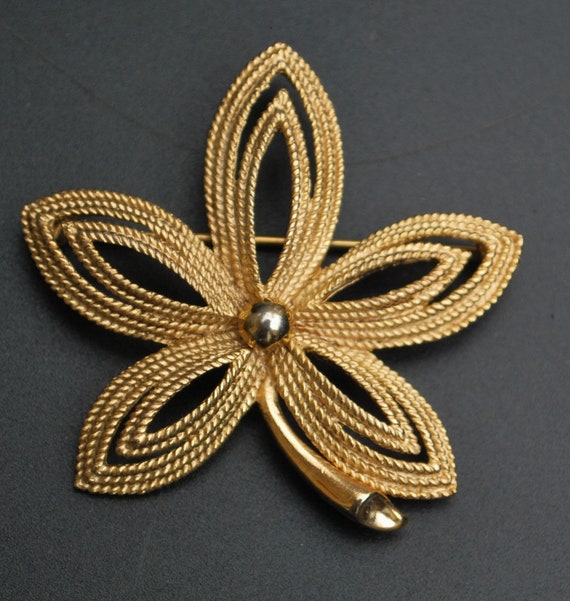 Crown Trifari  gold  Leaf Brooch  Mid century Swi… - image 5