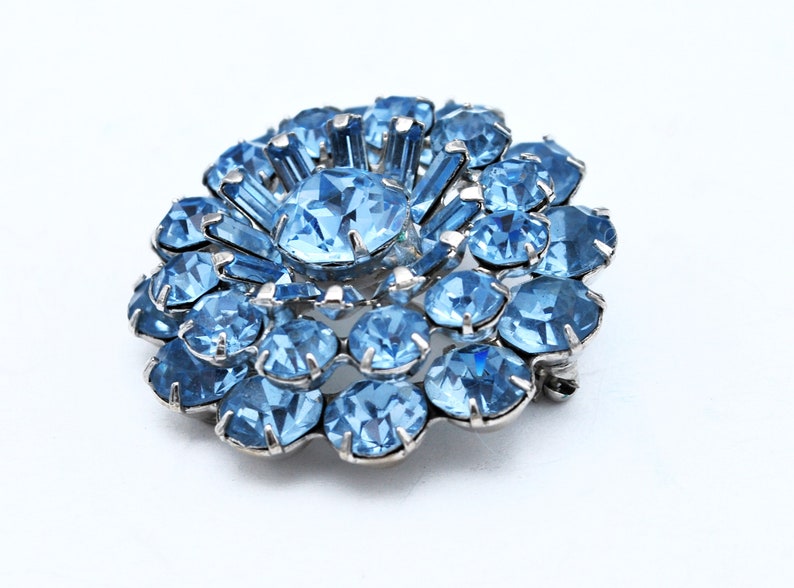 Weiss Rhinestone Brooch light blue Crystal stones silver setting round atomic Mid century pin