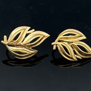 Crown Trifari Clip on Earrings -gold   leaf   mid Century  Clip on earrings