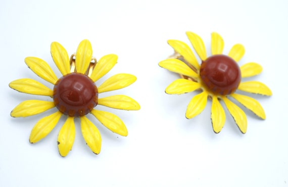 Enameled Metal 1960/'s Flower Power Lifelike Vintage Daisy Pin Brooch and Clip on Earring Set Vivid Mustard Yellow /& Chocolate Brown Hues