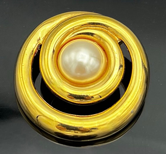 Pearl gold  brooch signed  liz claiborne  gold sw… - image 1