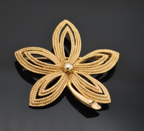 Crown Trifari  gold  Leaf Brooch  Mid century Swi… - image 1