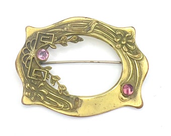 Art nouveau  Brooch Purple Amethyst Glass gold brass metal   c-clasp  open work sash pin design