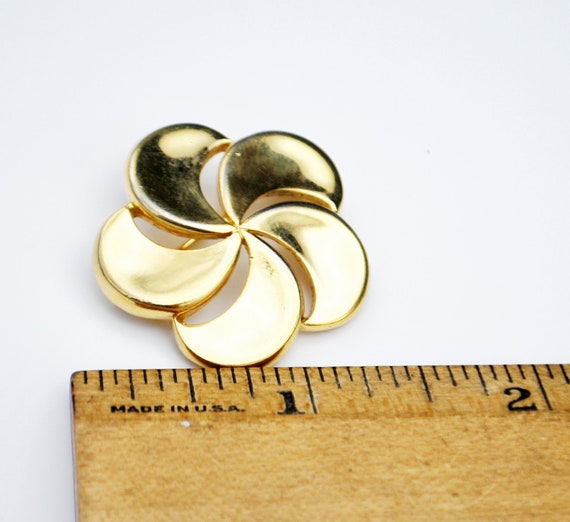 Crown Trifari  gold  Leaf Brooch  Mid century Swi… - image 2