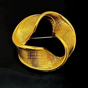 ネイピア ゴールド スワール ブローチ ゴールド 質感と滑らかさ 署名入り ネイピア ミッドセンチュリー サークルピン