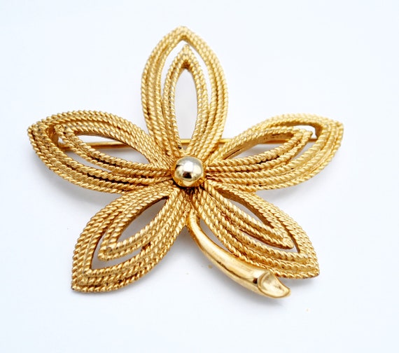 Crown Trifari  gold  Leaf Brooch  Mid century Swi… - image 2