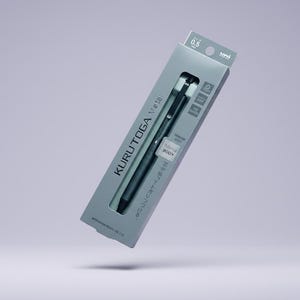 Op de afbeelding: Een Kuru Toga Metal vulpotlood in een grijze verpakking. De verpakking bevat de tekst Kuru Toga Metal, een aanduiding voor 0,5 mm vulling en het Uni-merklogo. Het potlood is donkergrijs met een metallic afwerking en een pocketclip.