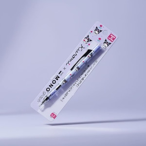 Könnte beinhalten: Ein Kuromi x MONO graph Druckbleistift mit 0,5 mm Minenstärke, verpackt auf einer weißen Kartonunterlage. Der Stift hat einen hellblauen Schaft mit Kuromi-Charaktergrafiken, einen schwarzen Clip und eine transparente Spitze. Die Verpackung trägt den Text Kuromi x MONO graph.