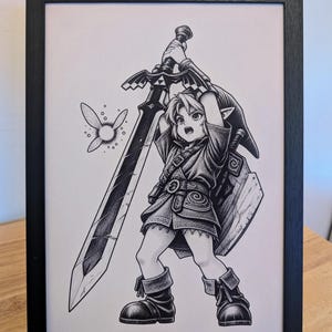 Peut inclure: Une illustration à l'encre noire et blanche dans un cadre noir représentant un personnage aux oreilles pointues portant une tunique et des bottes, tenant une grande épée au-dessus de sa tête. Une petite fée ailée lumineuse flotte à gauche.