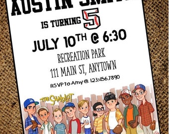Op de afbeelding: Een baseball-thema verjaardagsfeest uitnodiging voor Austin Smith, die 5 jaar wordt. De uitnodiging bevat een cartoonillustratie van de personages uit de film "The Sandlot" die honkbal spelen. De uitnodiging bevat de datum, tijd en locatie van het feest. RSVP-informatie is ook inbegrepen.
